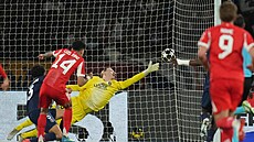 Branká� PSG Matvey Safonov se marn� natahuje po st�ele Luise Diaze z Bayernu.