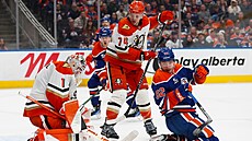 Luká� Dostál zasahuje ve druhém utkání série play off proti Edmontonu.