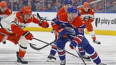 Connor McDavid se sna�í prohá�kovat obranou Anaheimu.