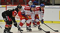 Filip Král (vpravo) a Dominik Kubalík na vhazování v p�ípravném duelu s...