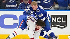 Jake Guentzel z Tampy v poty�ce s Jakem Evansem z Montrealu.
