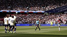 El Hadji Malick Diouf zahrává p�ímý kop v utkání s Evertonem.