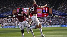 Tomá� Sou�ek slaví trefu proti Evertonu, spole�n� s ním se raduje El Hadji...