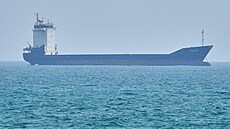 Tanker kotvící v Hormuzském pr�livu u pob�e�í Íránu (18. dubna 2026)