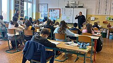 U�itel Pavel Prázdný vysv�tluje svým �ák�m jednu z matematických úloh. (duben...