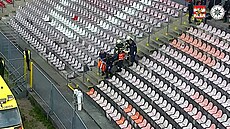 Kolaps na fotbale. Diváka o�ivovali p�ímo na tribun�