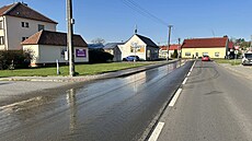 Zem�d�lský stroj m�l závadu a p�i pr�jezdu obcí Nivnice rozlil na silnici...