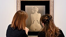 Lidé si prohlí�ejí reprodukci snímku �Le Violon d�Ingres� amerického fotografa...