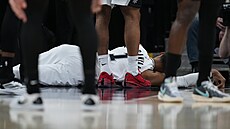 Victor Wembanyama po tvrdém nárazu na bradu.