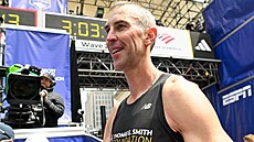 Zdeno Chára v cíli Bostonského maratonu.