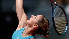 Karolína Plí�ková podává ve �tvrtfinále turnaje v Madridu.