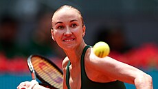 Anastasia Potapovová odehrává mí�ek ve �tvrtfinále turnaje v Madridu.