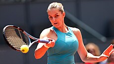 Karolína Plí�ková hraje forhend ve �tvrtfinále turnaje v Madridu.