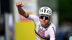 Tadej Poga�ar slaví triumf v první etap� Kolem Romandie.