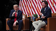 Americký prezident Donald Trump s moderátorem Tuckerem Carlsonem (31. �íjna...