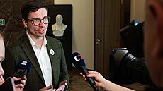 Vládo, dejte ruce pry� od �eské televize a �eského rozhlasu, �ekl ve Sn�movn� lidovecký poslanec Franti�ek Talí�