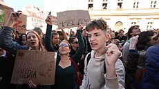 Demonstrace na podporu �T a �Ro vyvrcholila na Maltézském nám�stí p�ed resortem...