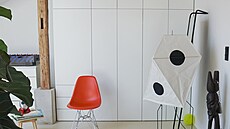 Geometrické vzory citliv� dopl�ují upomínkové p�edm�ty z cest. 