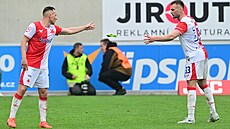 Slávista Jan Bo�il (vlevo) po vylou�ení v Hradci Králové p�edává kapitánskou...
