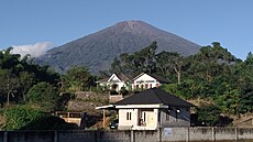 Na severu Lomboku se zdvihá mohutný masiv sopky Gunung Rinjani. Její vrchol...