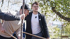 Pirátský lídr koalice TU Adam Zemek p�i symbolickém sázení stromu na Den Zem�...
