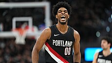 Rozehráva� Scoot Henderson (Portland) slaví prom�n�ný t�íbodový pokus ve druhém...
