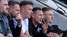 Jan Bo�il (druhý zprava) sleduje zápas na tribun�.