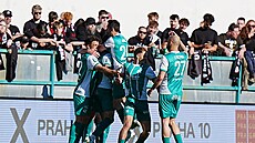 Radost fotbalist� Bohemians po gólu Milana Ristovskieho.
