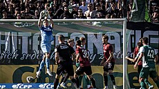 Spar�anský branká� Jakub Surov�ík zasahuje v zápase proti Bohemians.