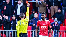 Fotbalisté Pardubic dohrávali v devíti hrá�ích a s trenérem na tribun�. �ervené...
