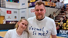 Josef Bára �ádal svoji partnerku o ruku p�ímo p�i zápase basketbalist� D��ína,...