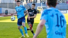 FK Viagem Ústí nad Labem - Viktoria �i�kov. Ústecký Ond�ej Ullman (vlevo) a...