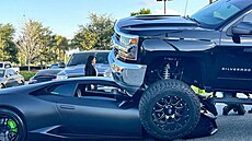 Mohutný Chevrolet Silverado najel na lamborghini na parkovi�ti na jednom z...