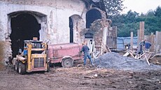 Prvním úkolem bylo odstranit v�echny nánosy, které zde p�ibyly za poslední...