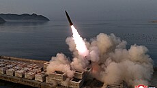 Zku�ební odpálení balistické rakety na utajeném míst� v Severní Koreji. (19....