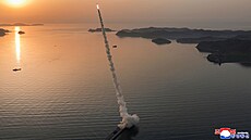 Zku�ební odpálení balistické rakety na utajeném míst� v Severní Koreji. (19....