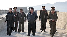 Kim �ong-un a jeho dcera Kim �u-e krá�ící po boku vojenských hodnostá�� na...