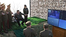 Kim �ong-un a jeho dcera Kim �u-e po boku vojenských hodnostá�� sledují...