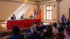 Prezident Petr Pavel p�i náv�t�v� gymnázia a st�ední grafické �koly v P�elou�i...
