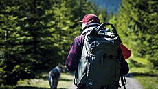 Turista v jarních Krkono�ích