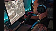 N�meck� streamer MAUschine, kter� se proslavil t�m, �e sv�ho soupe�e napadnul p�st�