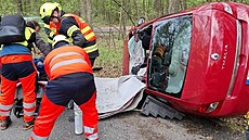 Po kolizi s odbo�ující modrou �kodovkou vyjel �idi� �erveného renaultu na...