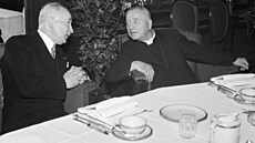 Monsignore Jan �rámek (vpravo) pat�il k významným postavám vrcholné politiky...