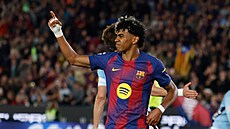 Barcelonský k�ídelník Lamine Yamal signalizuje sm�rem k lavi�ce, �e nem��e v...