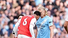 Stoper Arsenalu Gabriel d�lá hlavou pohyb sm�rem k Erlingu Haalandovi z...