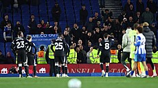 Hrá�i Chelsea p�ed vlastními fanou�ky po porá�ce s Brightonem.