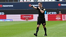 Sudí Dominik Starý na�izuje penaltu pro Olomouc v utkání se Slováckem.