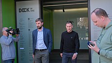 Slávistický kapitán Jan Bo�il (vpravo) s advokátem opou�tí sídlo disciplinární...