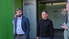 Slávistický kapitán Jan Bo�il (vpravo) s advokátem opou�tí sídlo disciplinární...