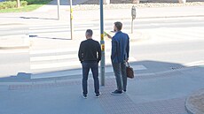 Slávistický kapitán Jan Bo�il (vlevo) s advokátem opou�tí sídlo disciplinární...
